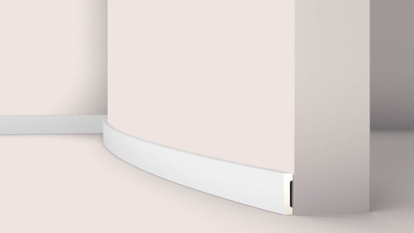 Das flexible Flachprofile FT2FLEX ist eine besonders harte und stoßfeste flexible Fußleiste, aus biegsamem Polyurethan-Material. Im Gegensatz zu herkömmlichen starren Wandleisten kann diese flexible Fußleiste mühelos gebogen und an unebenen Wandflächen angepasst werden. Dies macht sie zur perfekten Wahl für Räume mit abgerundeten Wänden, Säulen oder anderen architektonischen Besonderheiten. Die Aussparung auf der Rückseite ermöglicht es diese Leiste auch als flexible Abdeckleiste zu nutzen und Kabel zu verstecken.